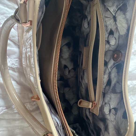 Gorgeous Ted Baker purse! Pre-Owned in excellent condition. - Picture 2 of 3